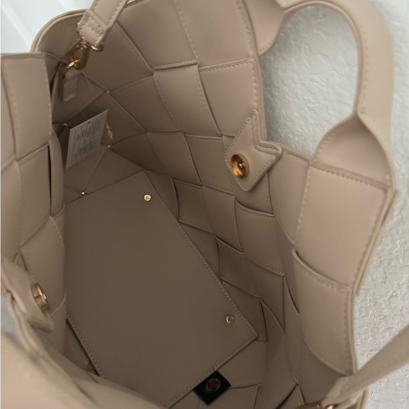 ✨NWT✨ VICI Cream Adeline Woven Faux Leather Satchel with Crossbody Strap - Picture 4 of 6